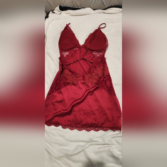 Red Slip Low-back with Lace - Picture 5 of 6